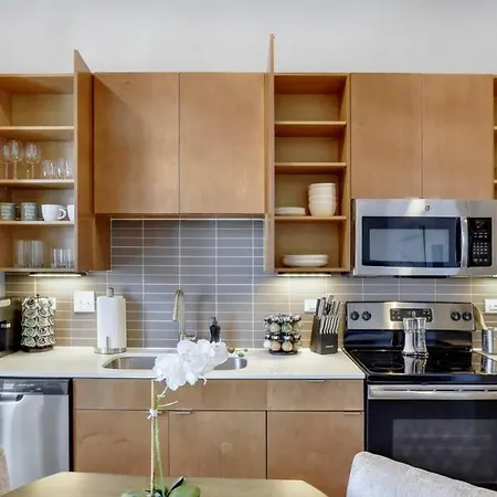 Elegant Modern Studio Mins From Riverwalk